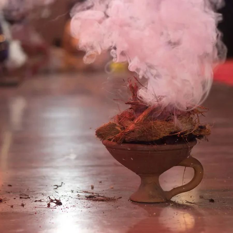 ধুনুচি: পুজোতে ধুনুচির ব্যবহার খুবই প্রচলিত। ছোট ধুনুচি সাজিয়ে তাতে ধুনো জ্বালিয়ে একটা আধ্যাত্মিক পরিবেশ তৈরি করাই যায়।