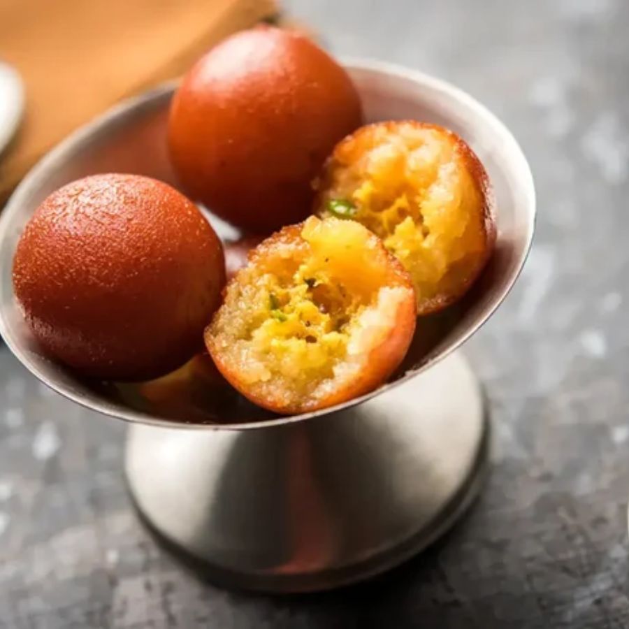 ২. এক দিকে সেই পুরনো স্বাদের ভেজা গুলাব জামুন, অন্য দিকে আধুনিকতার আভাস চিজ় কেকে। দু’য়ের মেলবন্ধনে তৈরি হচ্ছে এমন এক মিষ্টি, যা একই সঙ্গে জমিয়ে দেবে পুজোর আড্ডা আর ভোজের টেবিল।