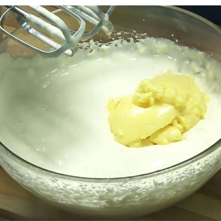 ৫. এর পরের ধাপে ক্রিম চিজ়, চিনি আর ফ্রেশ ক্রিম মিশিয়ে নিতে হবে মসৃণ ভাবে। মিশ্রণে ঢুকে যাবে গুলাব জামুনের ছোট ছোট টুকরো।