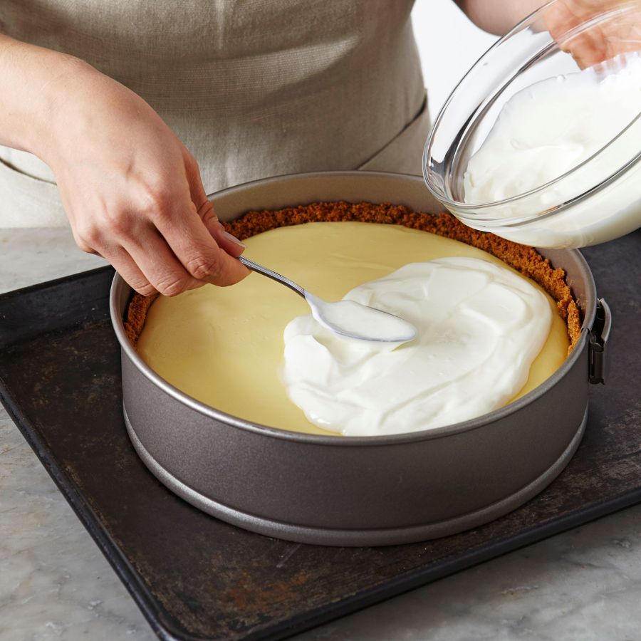 ৬. মিশ্রণ ঢেলে দিতে হবে বিস্কুট বেসের উপরে। এর পরে ফ্রিজ়ে রাখতে হবে অন্তত চার থেকে পাঁচ ঘণ্টা। ঠান্ডা হলেই জমে উঠবে আসল চিজ় কেকের রূপ।