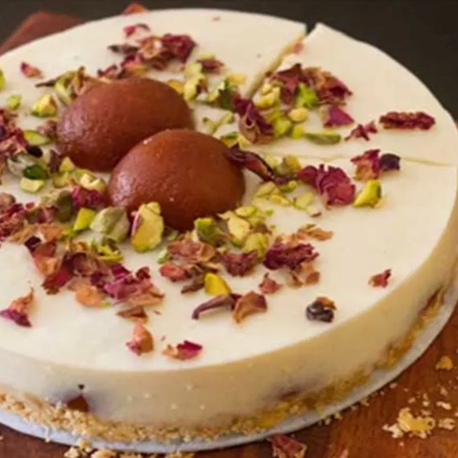 ৮. ভোগের টেবিলে এ কেক উঠলেই চর্চার ফোয়ারা ছুটবে। কারও মনে হবে, মিষ্টির রাজকুমার গুলাব জামুন নতুন পোশাকে হাজির, কারও কাছে আবার এটি ‘ফিউশন ডেজ়ার্ট’-এর একেবারে নিখাদ উদাহরণ।