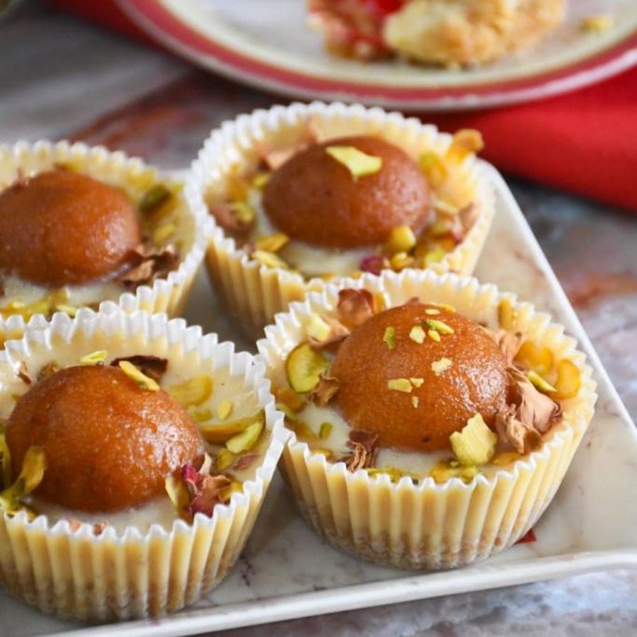 ১০. এক ঢিলে দুই পাখি—প্রথা আর আধুনিকতার মেলবন্ধন। মিষ্টির ভাণ্ডারে নতুন গল্প জুড়বে এই গুলাব জামুন চিজ় কেক।