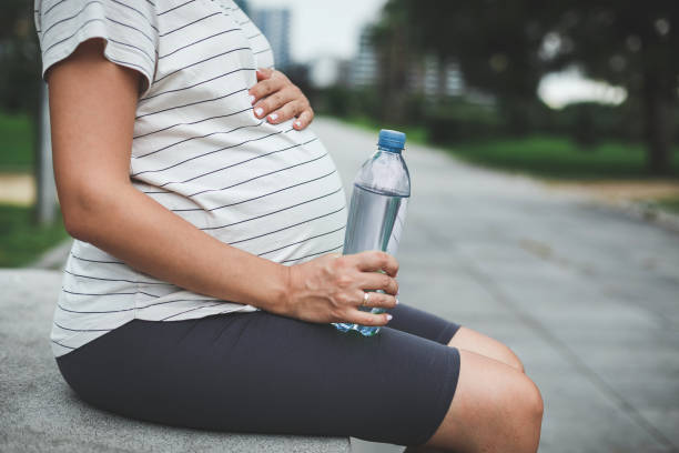 পর্যাপ্ত জল পান করুন এবং স্বাস্থ্যকর খাবার খান: ভ্রমণের সময়ে শরীর আর্দ্র রাখা খুব জরুরি। পর্যাপ্ত জল পান করুন। বাইরের তেল-মশলাযুক্ত খাবার এড়িয়ে চলুন এবং পুষ্টিকর ও স্বাস্থ্যকর খাবার খাওয়ার চেষ্টা করুন।