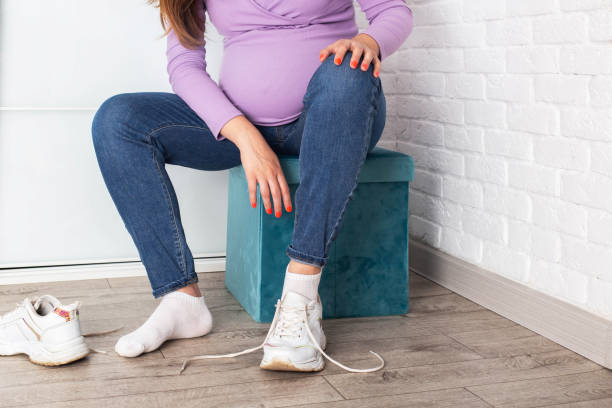 আরামদায়ক পোশাক ও জুতো পরুন: আরামদায়ক ও ঢিলেঢালা পোশাক পরুন। ফ্ল্যাট স্যান্ডেল বা জুতো বেছে নিন, যা হাঁটতে বা দাঁড়াতে আরামদায়ক হবে। আঁটোসাঁটো পোশাক রক্ত চলাচল ব্যাহত করতে পারে।