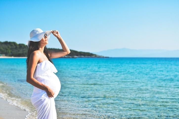 সঠিক গন্তব্য এবং কার্যকলাপ বাছুন: এমন জায়গায় ভ্রমণ করুন, যেখানে ভাল চিকিৎসা পরিষেবা পাওয়া যায়। ট্রেকিং বা অন্য কোনও ঝুঁকিপূর্ণ শারীরিক কার্যকলাপ এড়িয়ে চলুন। নিরাপদ ও আরামদায়ক স্থান বেছে নিন।