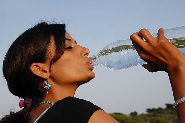 পর্যাপ্ত জল পান করুন: শরীর ভিতর থেকে আর্দ্র থাকলে ত্বকও সুস্থ থাকে। প্রতিদিন পর্যাপ্ত পরিমাণে জল পান করুন। এটি শরীর থেকে টক্সিন বার করে দিতে সাহায্য করে। ফলে ত্বক ঝলমলে দেখায়।