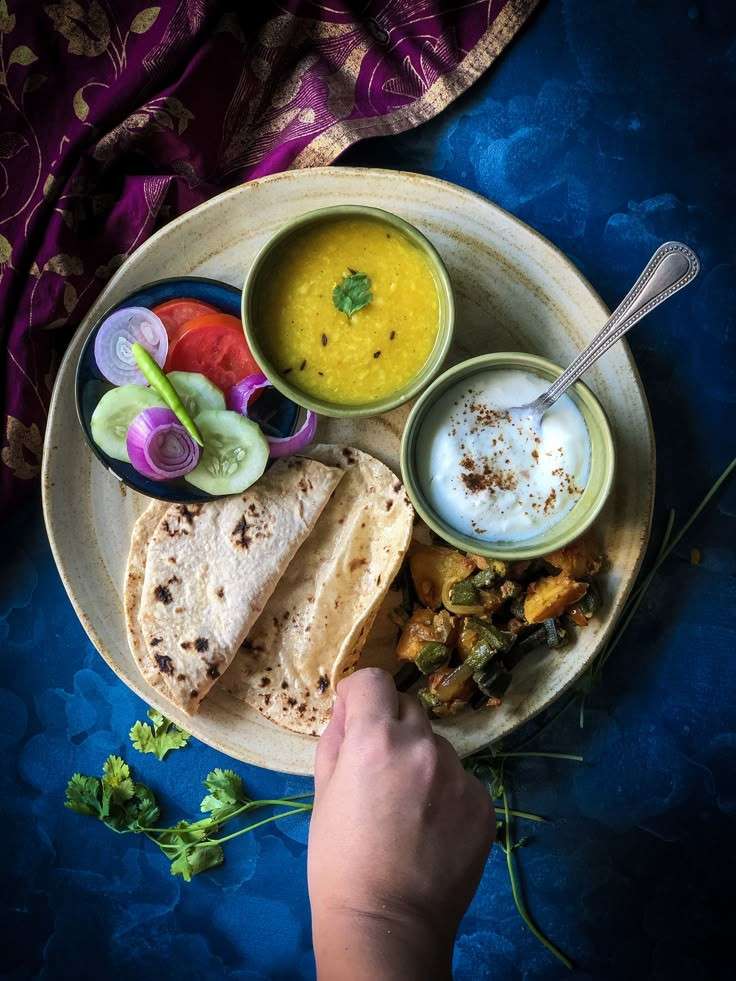 খাদ্যতালিকায় বদল আনুন: তেল-মশলাযুক্ত ও ভাজাভুজি খাবার এড়িয়ে চলুন। বদলে ফল, শাক-সবজি এবং জলীয় খাবার বেশি করে খান। ভিটামিনযুক্ত খাবার ব্রণ কমাতে সাহায্য করে।