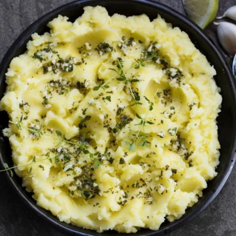 ২.সেদ্ধ আলু ভাল ভাবে মেখে নিন।