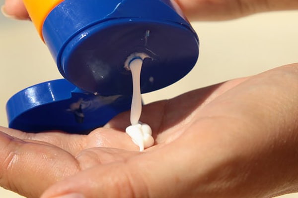 সানস্ক্রিন ব্যবহার করুন: বাইরে বেরনোর আগে অবশ্যই আপনার ত্বকের উপযোগী ভাল মানের সানস্ক্রিন ব্যবহার করুন। এটি শুধু ত্বককে সূর্যের ক্ষতিকর রশ্মি থেকে বাঁচায় না। বরং ট্যানিং ও ত্বকের প্রদাহ কমাতেও সাহায্য করে।