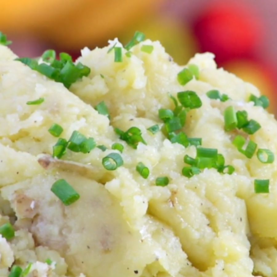 ৩.তার সাথে মিশিয়ে নিন ভেজানো খই, পেঁয়াজ কুচি, কাঁচা লঙ্কা, গাজর, বাঁধাকপি কুচি, ধনেপাতা, আদা বাটা।