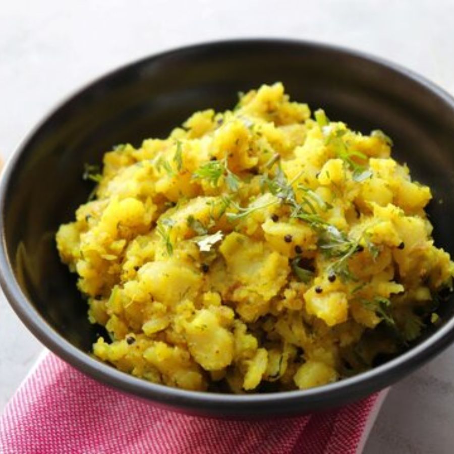 ৪. তারপর লঙ্কা গুঁড়ো, হলুদ গুঁড়ো, গরম মশলা ও লবণ মিশিয়ে নিন।