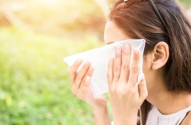 ঘাম মুছতে টিস্যু ব্যবহার করুন: অতিরিক্ত ঘাম হলে সেটি টিস্যু বা নরম রুমাল দিয়ে হালকা করে চেপে মুছে নিন, ঘষে ঘষে মুছবেন না। এতে ত্বকে ব্যাকটিরিয়া ছড়ানোর আশঙ্কা কমে।