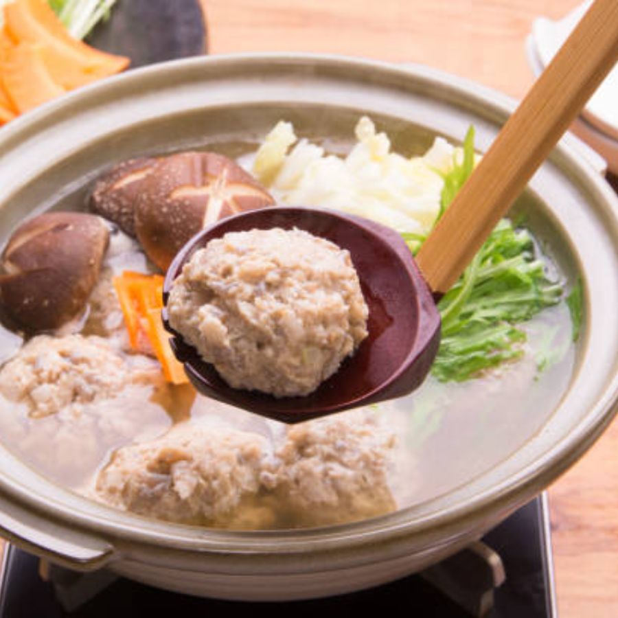 ৬. বেসন বা ময়দার সাথে চপগুলি কোট করে নিন।