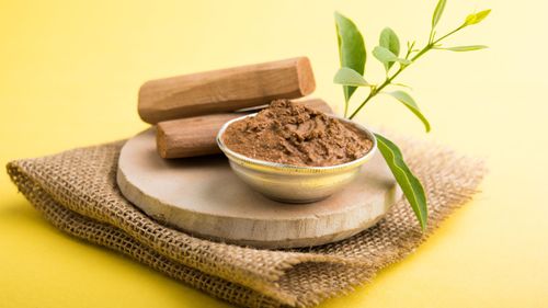 ঘরোয়া টোটকা ব্যবহার করুন: ব্রণর সমস্যা হলে চন্দন, নিম বা মুলতানি মাটির ফেসপ্যাক ব্যবহার করতে পারেন। এগুলি ত্বক শীতল রাখে এবং অতিরিক্ত তেল শোষণ করে।