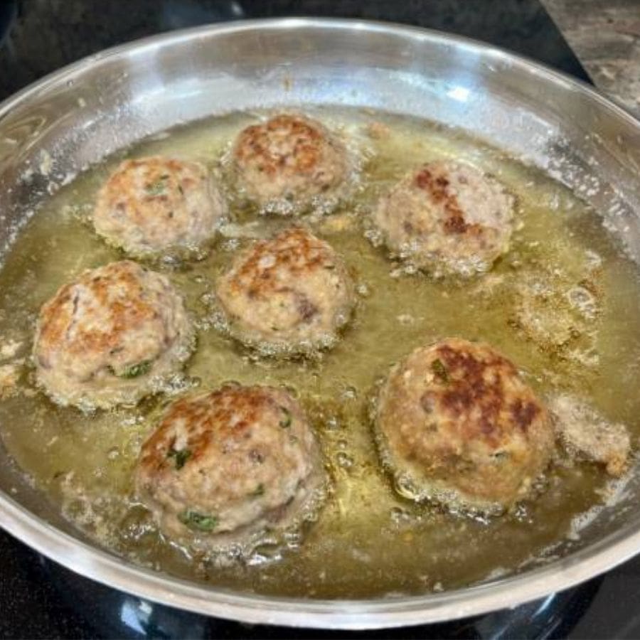 ৭. প্রতিটি চপ ওই গোলায় ডুবিয়ে গরম তেলে সোনালি করে ভেজে নিন।