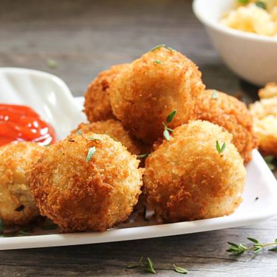 ৮. চাটনি বা সস দিয়ে গরম গরম পরিবেশন করুন।