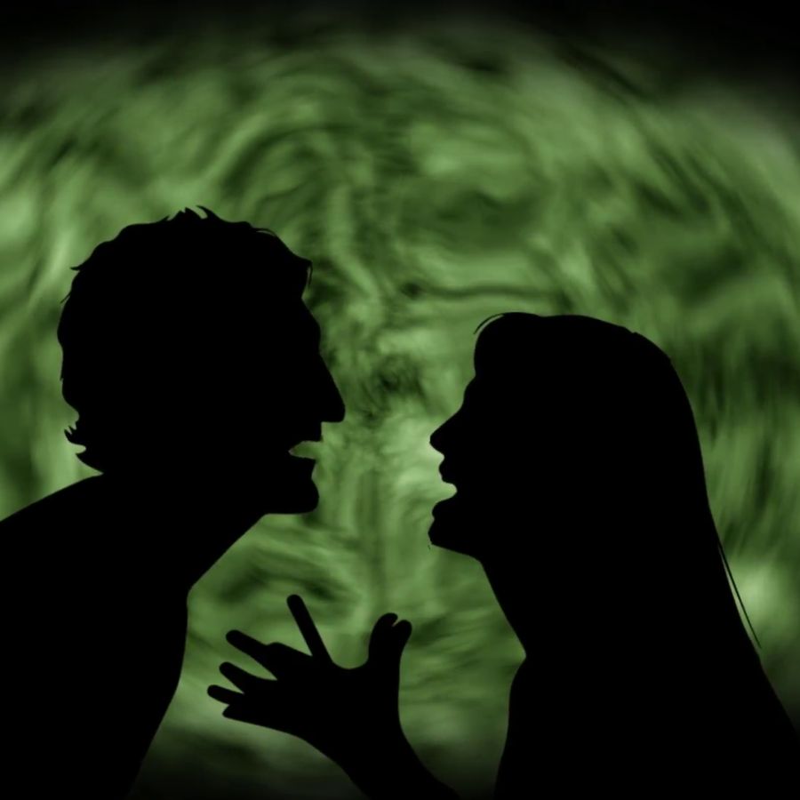 ১। মানুষের চারিত্রিক রূপ কেমন হবে, তার সিংহভাগটাই নির্ভর করে তাঁর রাশির উপরে। জ্যোতিষশাস্ত্র বলছে, কোনও রাশির জাতক-জাতিকারা যেমন শান্তিপ্রিয় হয়ে থাকেন, তেমনই কিছু রাশির মানুষেরা মুখিয়ে থাকেন ঝগড়ার জন্য। খুব সামান্য কারণেও মেজাজ চটে যেতে পারে তাঁদের। 