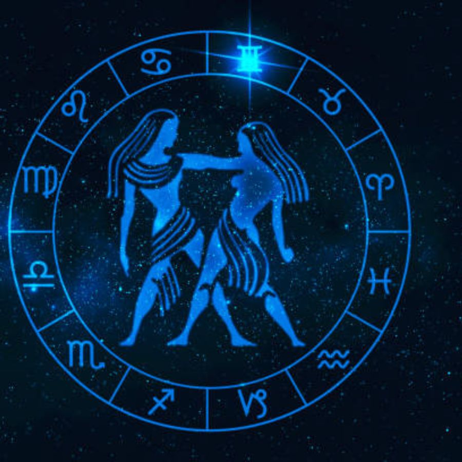 ৫। মিথুন রাশি সঙ্গী মিথুন রাশির? যে কোনও সময়ে তাঁদের রণমূর্তির সম্মুখীন হওয়ার জন্য এখনই প্রস্তুত থাকুন। নিজের কথায় অনিচ্ছাকৃত ভাবে হলেও অপর জনকে আঘাত করে থাকেন এঁরা। এই রাশির মানুষেরা কখন যে বচসায় জড়িয়ে পড়বেন, বোঝা মুশকিল। 