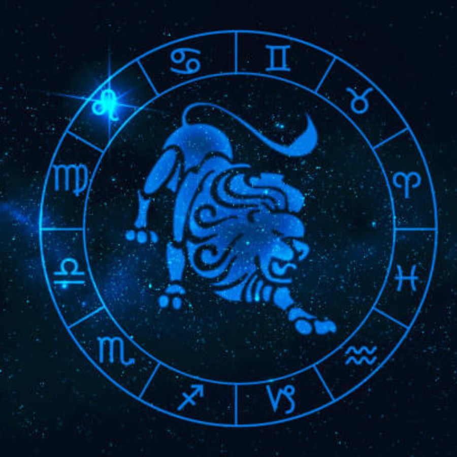 ৬। সিংহ রাশি নামের মধ্যেই লুকিয়ে স্বভাব। অত্যন্ত মাথা গরম হয় সিংহ রাশির জাতকদের। নিজের প্রতি সামান্য অপমান সহ্য করতে পারেন না বলেই চটজলদি ক্ষুব্ধ হয়ে পড়েন এঁরা। 