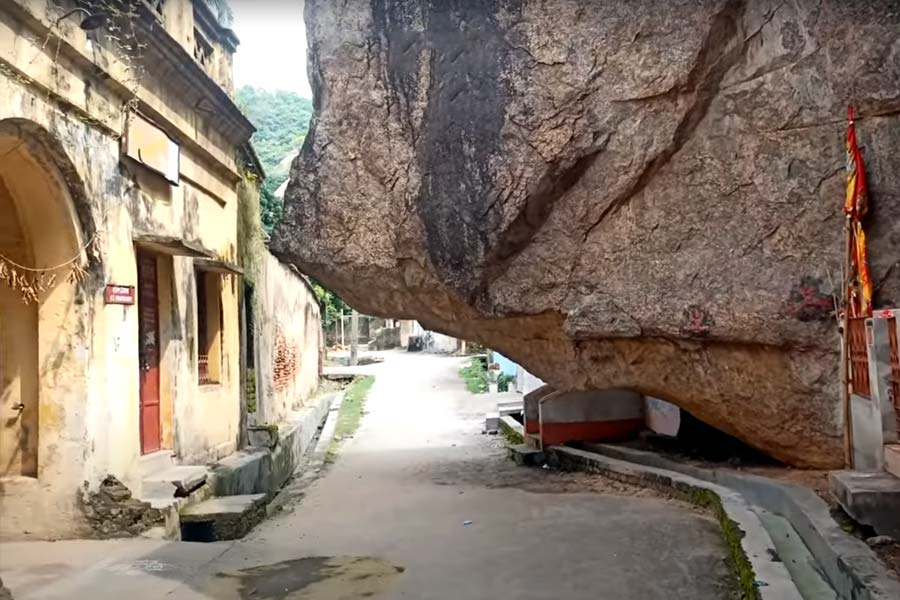 বেরোগ্রামও ঘুরে নিতে পারেন জয়চণ্ডী পাহাড় থেকে।