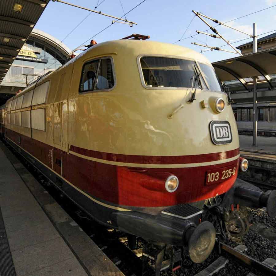 শহরের বাইরে ব্যবসার কাজে যাচ্ছিলেন ভেজ়িলে। সেই জন্য ট্রেনের টিকিটও কেটে রেখেছিলেন তিনি। একই দিনে আবার বাড়ি ফিরে আসবেন বলে একই সঙ্গে ফেরার টিকিটও কিনে ফেলেছিলেন। নির্দিষ্ট দিনে রওনা হলেও সে দিন আর ফেরেননি ভেজ়িলে।