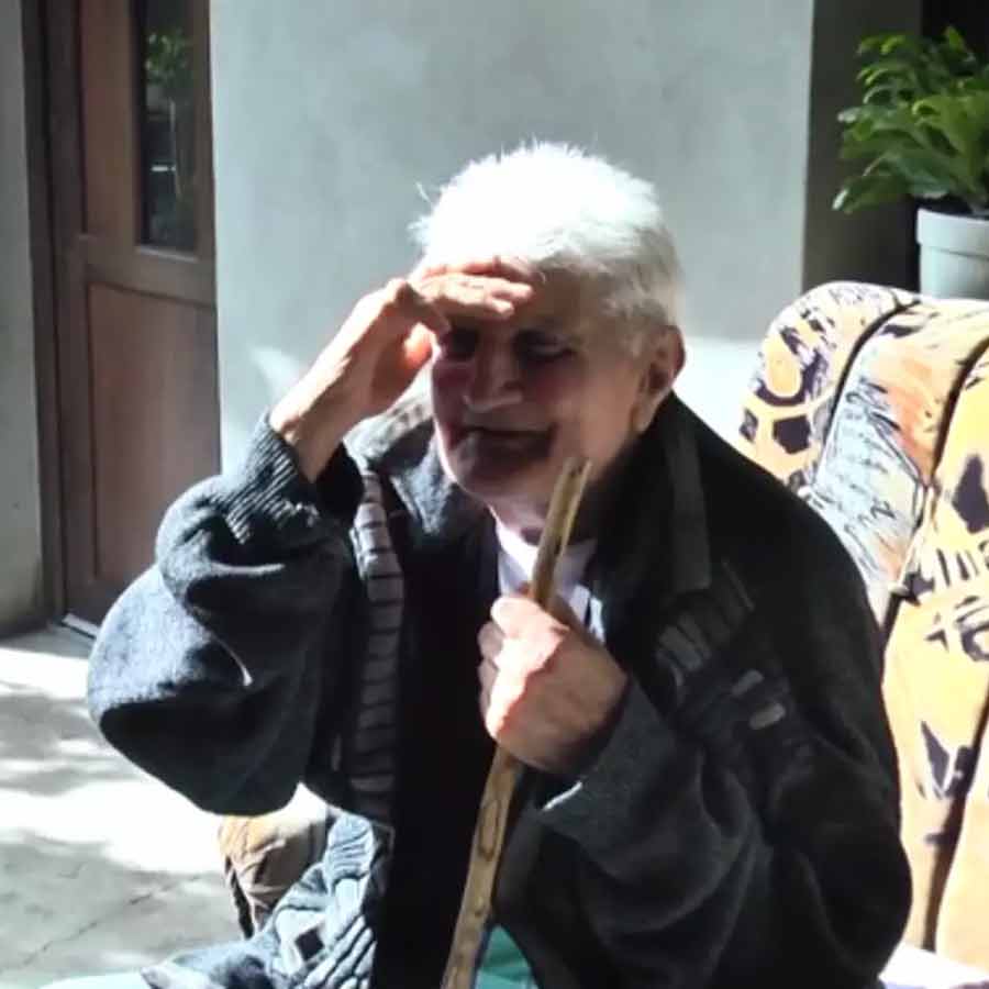 ১৯৯১ সালে ব্যবসার কাজে ট্রেনে চেপে অন্য শহরে গিয়েছিলেন ভেজ়িলে। তখন তাঁর বয়স ছিল ৬৩ বছর। সে দিনই ফেরার কথা ছিল তাঁর। কিন্তু মাসের পর মাস কেটে গেলেও বাড়ি ফেরেননি তিনি।