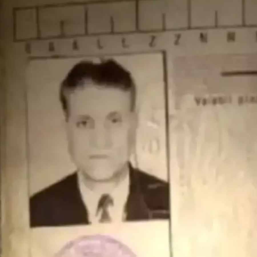 নিখোঁজ হয়েছেন ভেবে ভেজ়িলের বাড়ির লোক পুলিশের দ্বারস্থ হন। তদন্তে নেমে পুলিশও কোনও সন্ধান পায় না ভেজ়িলের। কয়েক বছর পর তাঁকে মৃত বলে ধরে নেওয়া হয়। এমনকি, ভেজ়িলের শ্রাদ্ধানুষ্ঠানও করে ফেলে তাঁর পরিবার।