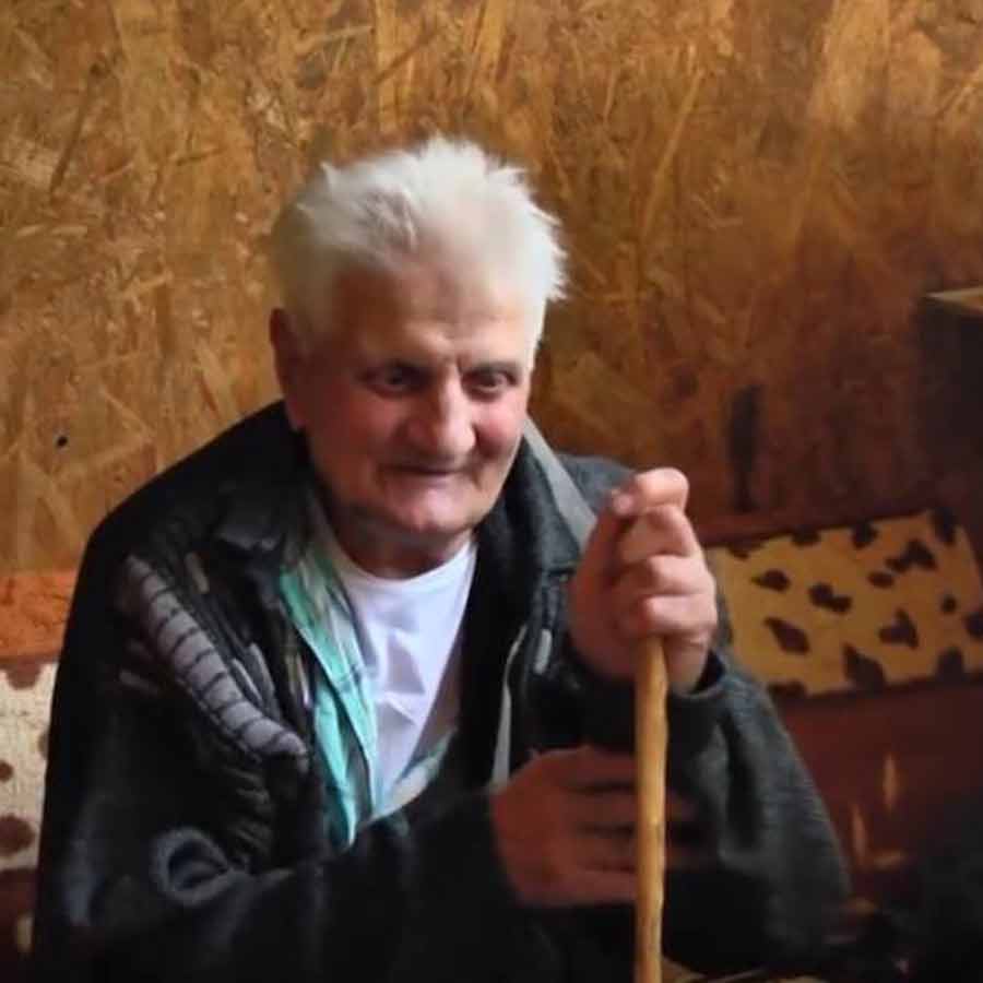 ৩০ বছর পরের ঘটনা। ২০২১ সালের ২৯ অগস্ট। ভেজ়িলের বাড়ির সামনে এসে দাঁড়ায় একটি গাড়ি। সেই গাড়ি থেকে নামতে দেখা যায় এক বৃদ্ধকে। বৃদ্ধকে চেনা না গেলেও তাঁর পোশাক খুব চেনা চেনা ঠেকে ভেজ়িলের সন্তানদের।