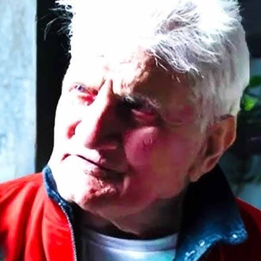 ৩০ বছর আগে ভেজ়িলে যে পোশাক পরে বাড়ি থেকে বেরিয়েছিলেন, বৃদ্ধের পরনেও সেই একই পোশাক ছিল। তিনি যে আসলে ভেজ়িলেই, তার প্রমাণ হিসাবে বৃদ্ধের হাতের মুঠোয় ছিল এক টুকরো কাগজ।