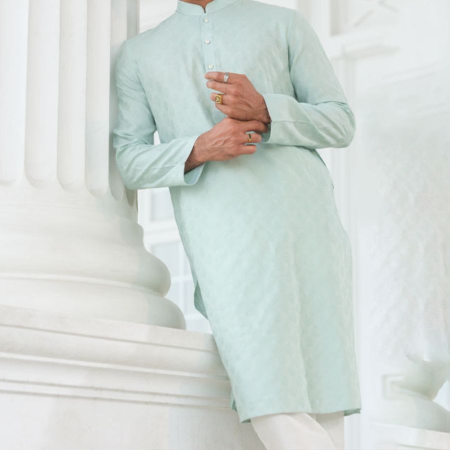 দাদু ও বাবার জন্য পোশাক: বয়স ও রুচি অনুসারে তাঁদের জন্য লিনেনের শার্ট বা পাঞ্জাবি হতে পারে সেরা উপহার। হালকা রঙের পাঞ্জাবি বা আরামদায়ক কুর্তা-পাজামা বেশ মানানসই। পাঞ্জাবির ক্ষেত্রে লিনেন, তসর বা সুতির কাপড় বেছে নিতে পারেন। উজ্জ্বল শেড বা প্যাস্টেল রংগুলি এখন খুব ট্রেন্ডিং।