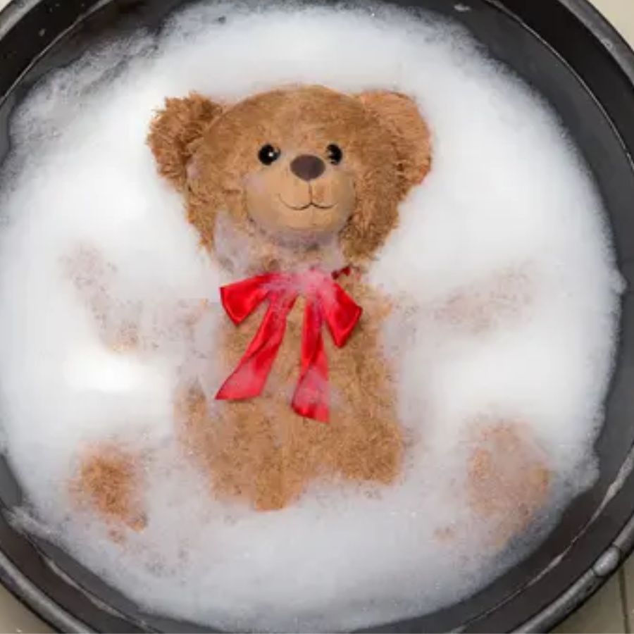 ৩। প্রথমে একটি পাত্রে উষ্ণ গরম জল নিন। তার পরে তাতে মিশিয়ে নিন সামান্য পরিমাণে ডিটারজেন্ট। অথবা শ্যাম্পুও ব্যবহার করতে পারেন। 