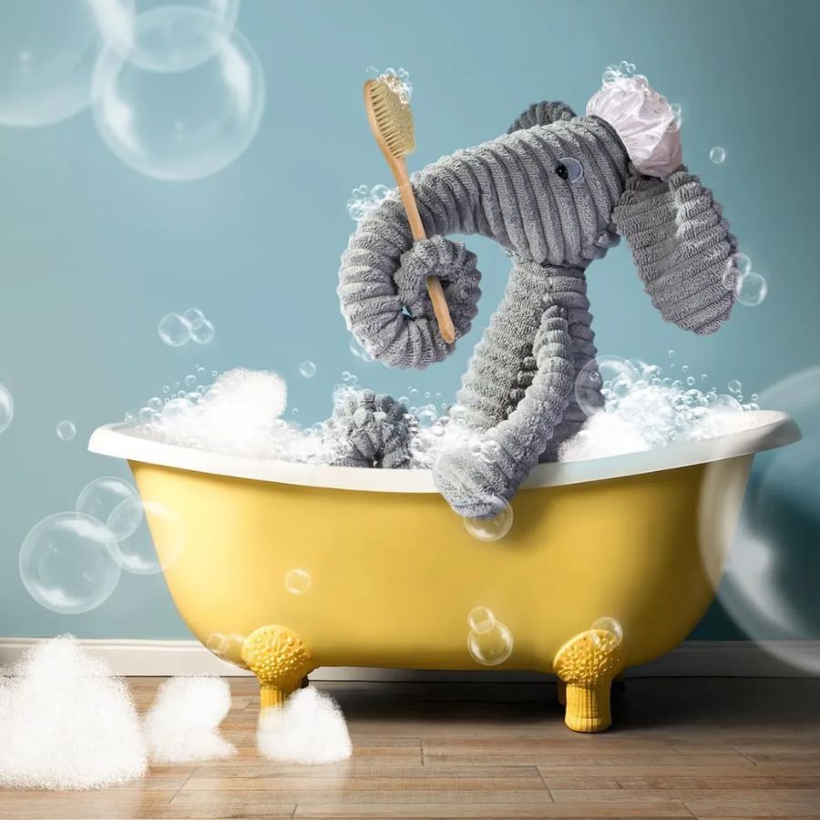 ৪। এ বার তুলনায় আকারে ছোট পুতুলগুলিকে সেখানে ভিজিয়ে নিয়ে খানিক ক্ষণ রেখে দিন সে ভাবেই। ১-২ ঘণ্টা পর জল থেকে তুলে এক এক করে পরিষ্কার জলে সেগুলিকে ধুয়ে নিন। এ বার ‘এয়ারড্রাই’ করে নিলেই আবার আগের মতো চমক ফিরে আসবে। 