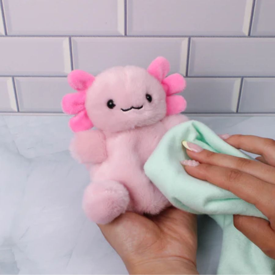 ৬। তবে সরাসরি জলের সংস্পর্শে না আনলেও ভেজা রুমাল বা কাপড় দিয়ে পরিষ্কার করতেই পারেন এগুলিকে। প্রথমে নরম কোনও কাপড়কে শ্যাম্পু অথবা ডিটারজেন্ট মেশানো জলে ভিজিয়ে নিন।