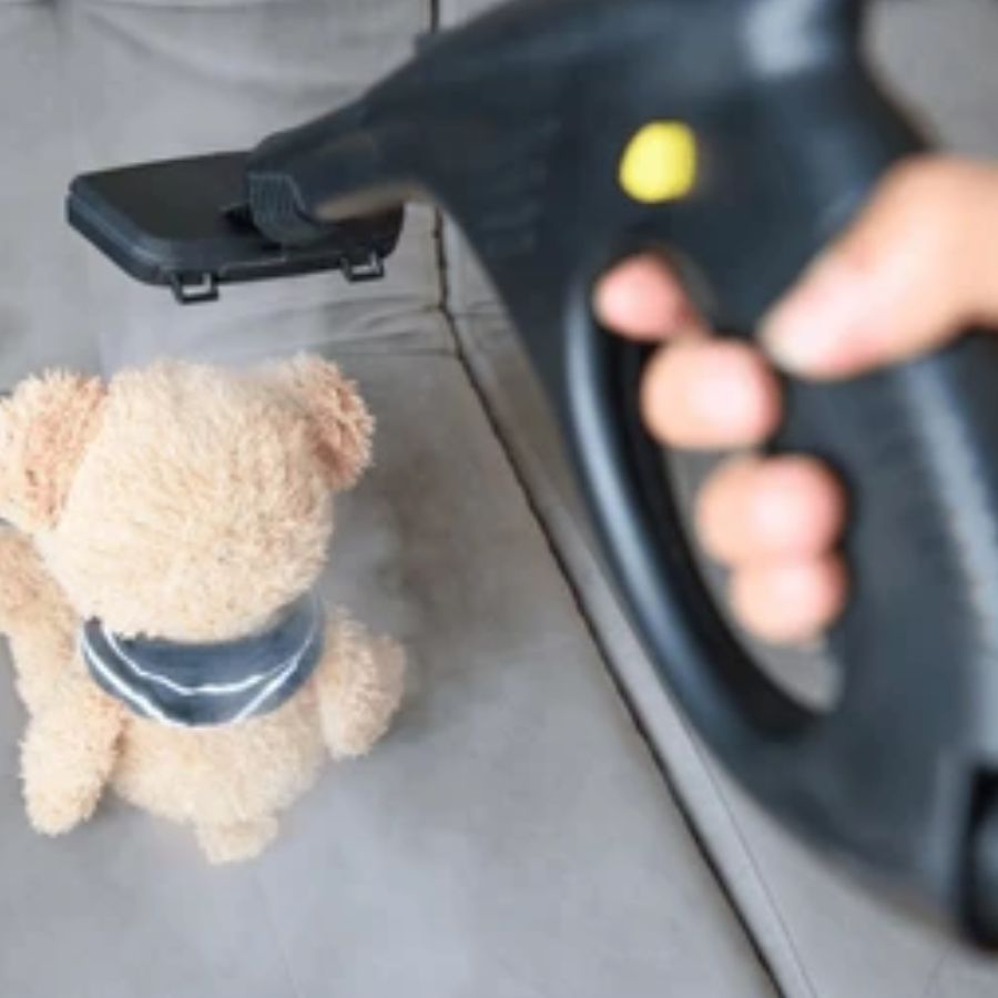 ৮। অনেক লোম বা পালক যুক্ত পুতুলের ক্ষেত্রে ভ্যাকিউম ক্লিনার ব্যবহার করা গেলে আরও ভাল। এতে ভিতর থেকে ধুলো টেনে বার করে আনা যায়। তার পরে মোটা দাঁতের চিরুনি দিয়ে লোমগুলিকে আঁচড়ে নিন। 