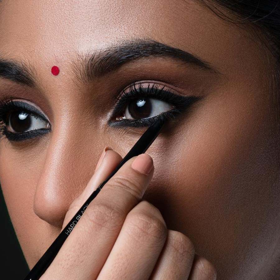 How to apply kajal to avoid infections during monsoon season dgtl