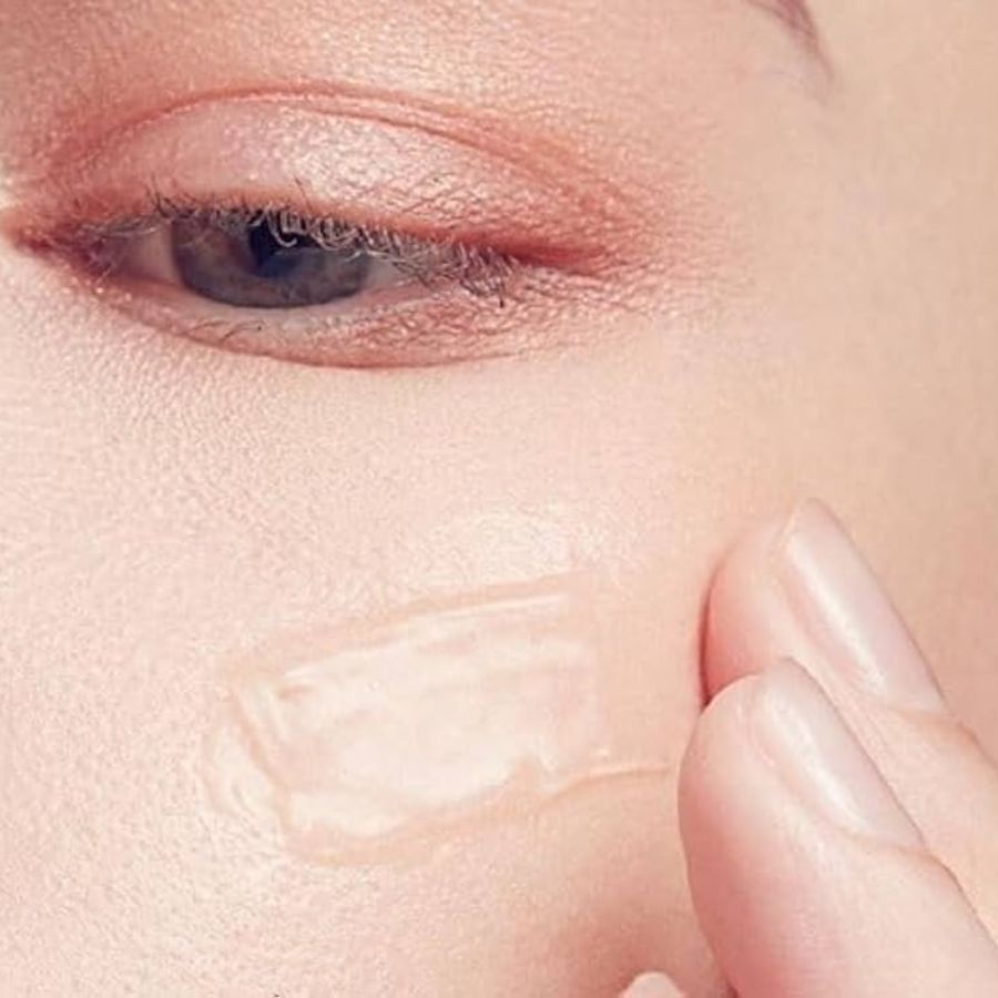 মেকআপের আগে প্রাইমার:   মেকআপ করার আগে ম্যাট প্রাইমার ব্যবহার করুন। এটি ত্বক মসৃণ করে এবং মেকআপ দীর্ঘ সময় ধরে টিকিয়ে রাখতে সাহায্য করে। পাশাপাশি, ত্বকের অতিরিক্ত তেলও শুষে নেয়।