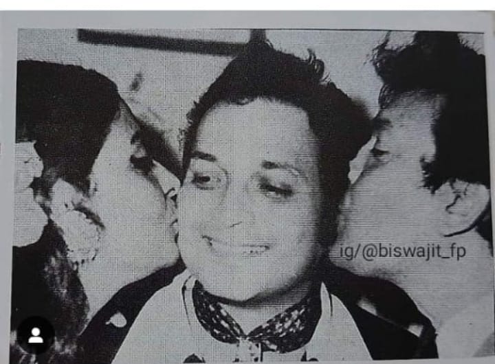 বিশ্বজিৎ চট্টোপাধ্যায়ের জন্মদিনে স্নেহচুম্বনে ‘বাঁ দিকে’ সুপ্রিয়া চৌধুরী, উত্তমকুমার (ডান দিকে)।