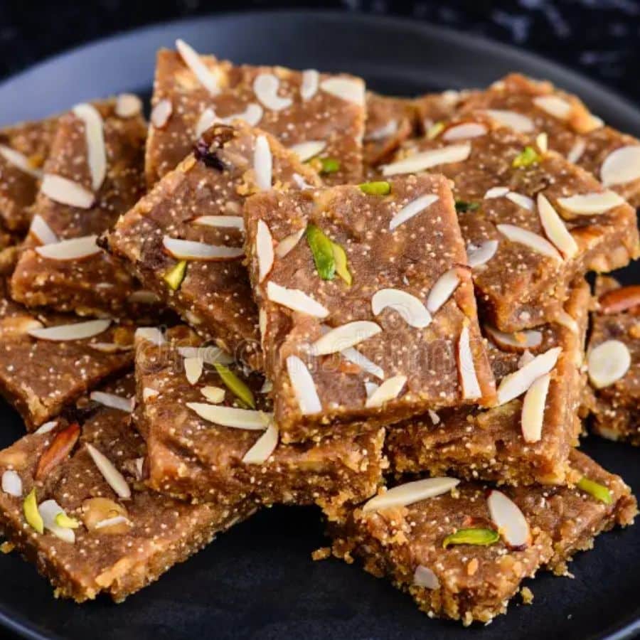 ২। বাঙালি মিষ্টির ঝুলিতে সন্দেশের জনপ্রিয়তা সর্বজনীন। কিন্তু কফির স্বাদের সন্দেশ চেখে দেখেছেন কখনও? দোকানের লম্বা লাইন সামলে হয়তো পেলেও পেতে পারেন, কিন্তু এটি বাড়িতে বানানো আরও সহজ। 