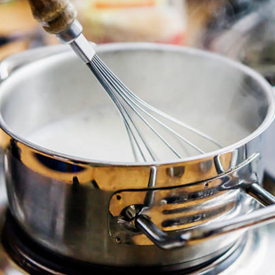 ৪। প্রণালী খুবই সহজ। প্রথমে কড়াইতে নিয়ে নিতে হবে ১ গ্যালন দুধ, তাতে যোগ করুন আধ কাপ মতো জল। অল্প আঁচে নাড়তে থাকুন সবটা। আর ধীরে ধীরে তাতে যোগ করতে থাকুন আধ কাপ ভিনিগার। 