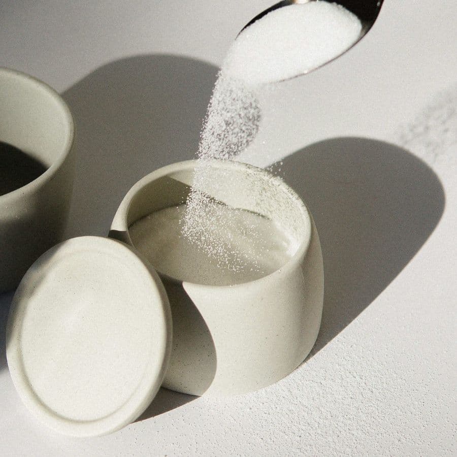 ৬। তাতে যোগ করুন তিন কাপ গুঁড়ো চিনি ও ১ চা চামচ মতো এলাচ গুঁড়ো। কিছু ক্ষণ নাড়াচাড়া করার পর তাতে দিয়ে দিন আড়াই কাপ মতো গুঁড়ো দুধ। আবার কিছু ক্ষণ নাড়াচাড়া। 