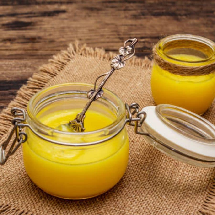 ৭। সন্দেশের স্বাদ বাড়ান ঘিয়ের ছোঁয়ায়। ওই মিশ্রণটিতে দিয়ে দিন আধ কাপ মতো ঘি। 