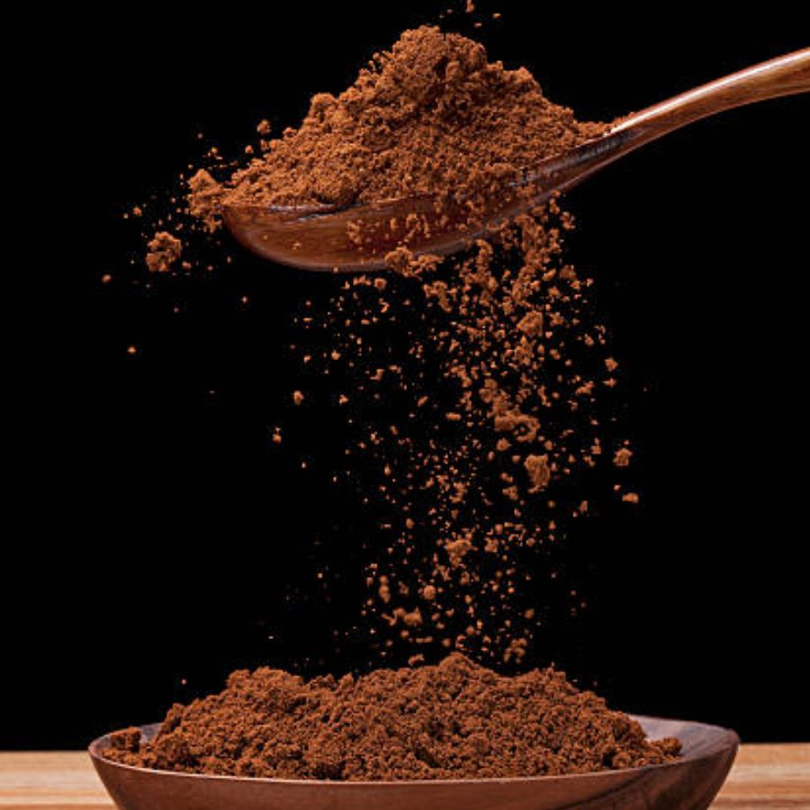 ৮। এ বার একটি ছোট পাত্রে ৩ চা চামচ কফি পাউডারের সঙ্গে যোগ করুন ৩ চা চামচ জল। তার পর ভাল করে মিশিয়ে সেটি ঢেলে দিন কড়াইতে রাখা সন্দেশের মিশ্রণের মধ্যে। 