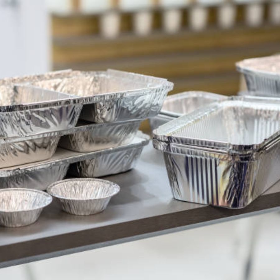 ৯।  সব কিছুকে ভাল করে মিশিয়ে নেওয়ার পরে তাতে আবার পড়বে ২ টেবিল চামচ মতো ঘি। ফের নাড়াচাড়া করে একটি ফয়েলের মধ্যে সবটা ঢালুন সাবধানে। 