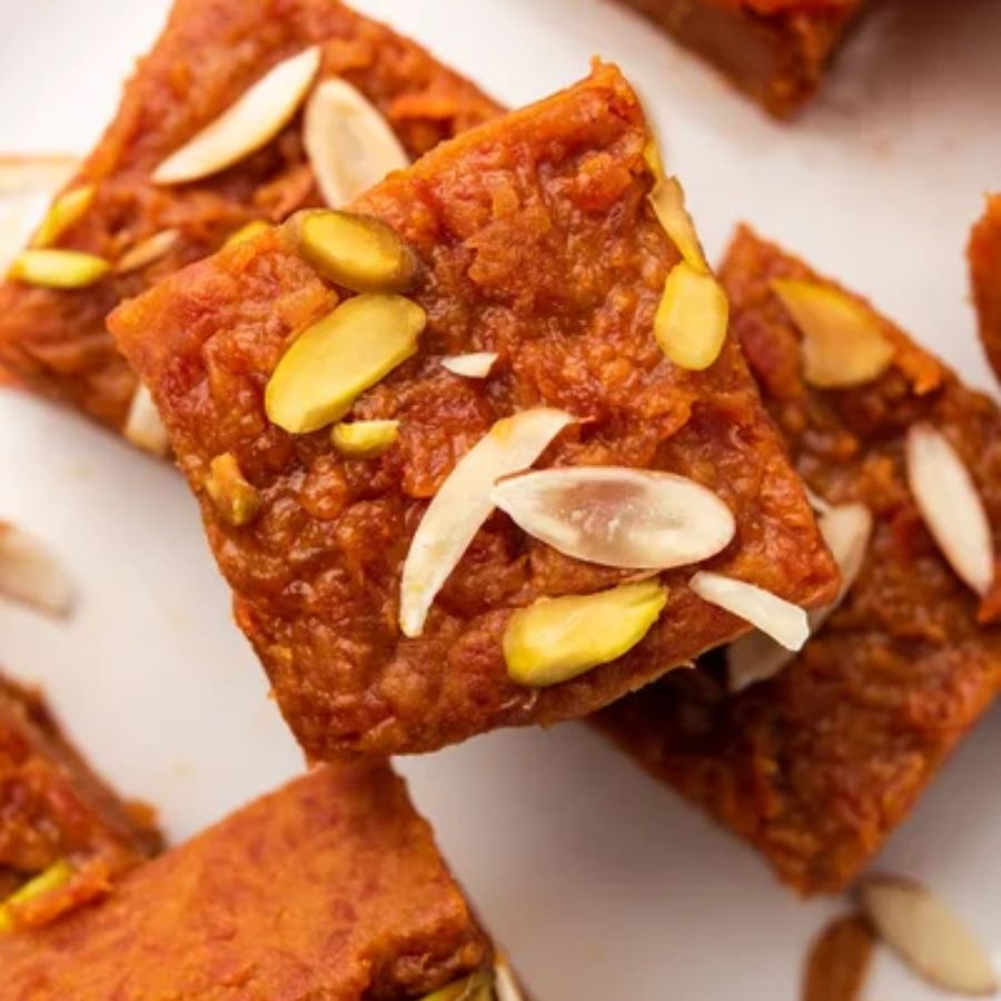 ১০। সুন্দর করে ছড়িয়ে দিয়ে মিশ্রণটিকে ঠান্ডা হতে দিন কিছু ক্ষণ। এ বার তাকে চৌকো আকৃতির কেটে নিয়ে উপর দিয়ে কাজু, কিশমিশের কুচি ছড়িয়ে দিলেই তৈরি কফি-সন্দেশ।   ( এই প্রতিবেদনটি ‘আনন্দ উৎসব’ ফিচারের একটি অংশ। )  