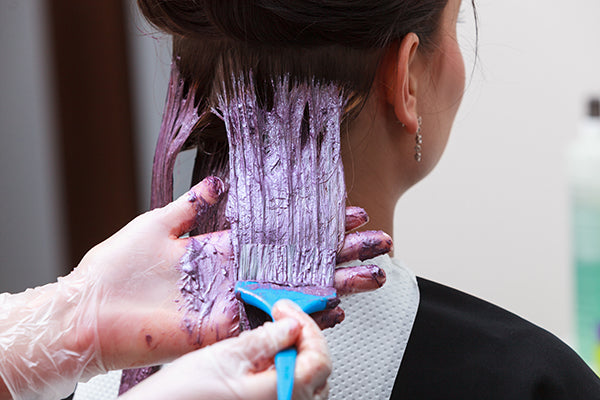 তৃতীয় সমস্যা - চুলের রং নষ্ট হয়ে যাওয়া: যাঁরা চুলে রং করিয়েছেন, তাঁদের জন্য এই অতিরিক্ত তাপ আরও বেশি ক্ষতিকর। তা চুলের রঙের পিগমেন্ট নষ্ট করে দেয়। ফলে চুলের রং দ্রুত হালকা হয়ে যায় এবং তার উজ্জ্বলতা হারিয়ে ফেলে।