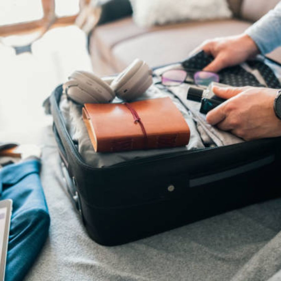 এখানে কিছু গুরুত্বপূর্ণ বিষয় নিয়ে আলোচনা করা হল, যা আপনাকে ট্রেনে নিরাপদে ভ্রমণ করতে সাহায্য করবে:  ১. যাত্রার আগে প্রস্তুতি ব্যাগে নাম-ঠিকানা: ব্যাগের ভিতরে এবং বাইরে একটি ট্যাগ বা কার্ডে আপনার নাম, ঠিকানা এবং মোবাইল নম্বর লিখে রাখুন। ব্যাগ হারিয়ে গেলে এটি খুঁজে পেতে সাহায্য করবে।