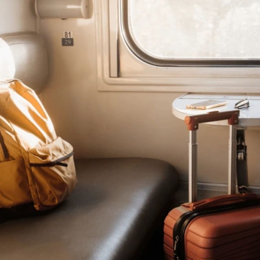 দ্রুত স্থান দখল: ট্রেনে ওঠার পর যত দ্রুত সম্ভব আপনার নির্দিষ্ট সিটে ব্যাগ রাখুন। ব্যাগ নিয়ে অযথা ঘোরাঘুরি করবেন না।