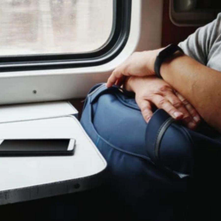 ২. ট্রেনে ওঠার সময় ভিড়ে সতর্ক: স্টেশনে বা ট্রেনে ওঠার সময় ব্যাগ হাতে রাখুন। এই সময় ভিড়ের মধ্যে ছিনতাইয়ের ঘটনা বেশি ঘটে।