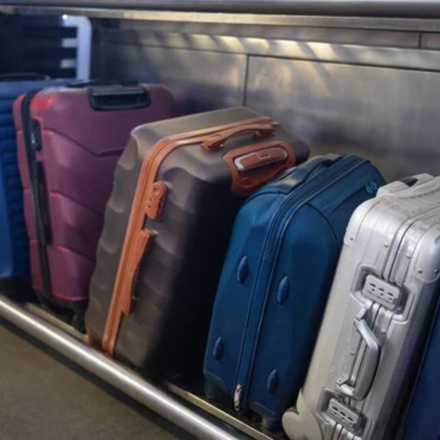 ৩. যাত্রার সময় গুরুত্বপূর্ণ কিছু টিপ্‌স ব্যাগ বাঁধা: এটি সবচেয়ে গুরুত্বপূর্ণ টিপ্‌স। আপনার বড় লাগেজগুলিকে একটি শক্ত চেন বা দড়ি দিয়ে সিটের নিচে বা বার্থের সঙ্গে বেঁধে দিন। এতে চোর সহজে আপনার ব্যাগ নিয়ে যেতে পারবে না।