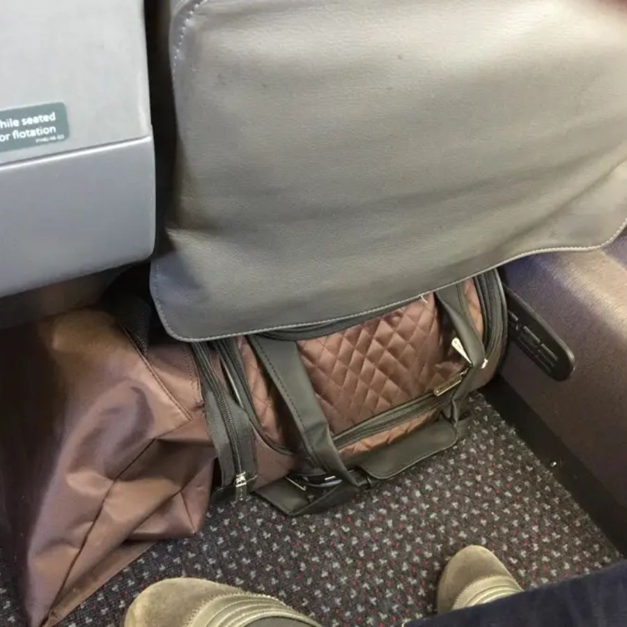 ব্যাগ কোথায় রাখবেন: পারতপক্ষে ব্যাগ স্লিপার বার্থের ওপর রাখবেন না। সব সময়ে আপনার সিটের নীচে বা পায়ের কাছে রাখুন। এতে আপনি সহজেই নজর রাখতে পারবেন।